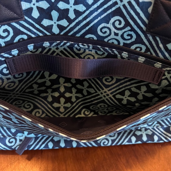 Vera Bradley - Lighten Up Go Anywhere Carry On - Cuban Tiles NWOT - Picture 5 of 6